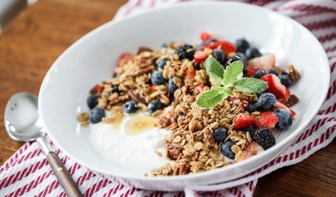 granola kết hợp sữa chua